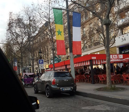 Image - Macky en France demain: les Champs-Elysées aux couleurs du Sénégal