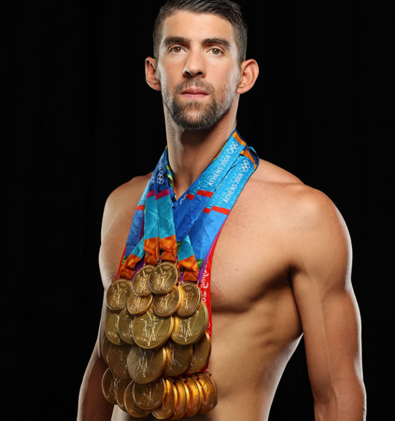 Michael Phelps pose avec ses 28 médailles pour Sports Illustrated Michael Phelps pose avec ses 28 médailles pour Sports Illustrated