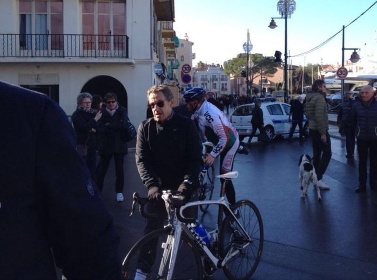 Saint-Tropez: Nicolas Sarkozy, en sens interdit à vélo, stoppé par un policier Saint-Tropez: Nicolas Sarkozy, en sens interdit à vélo, stoppé par un policier