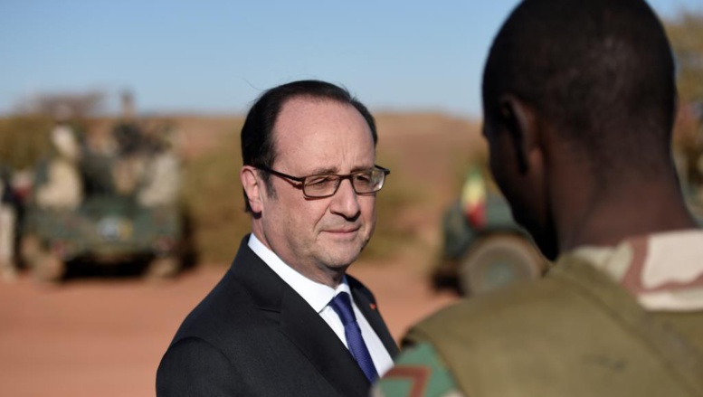 Mali: visite de François Hollande aux militaires français présents à Gao