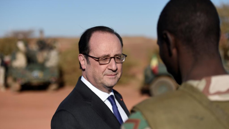 Mali: visite de François Hollande aux militaires français présents à Gao Mali: visite de François Hollande aux militaires français présents à Gao