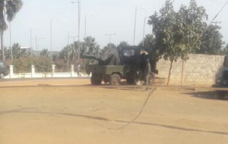 Gambie: l'Armée place ses véhicules dans des points stratégiques