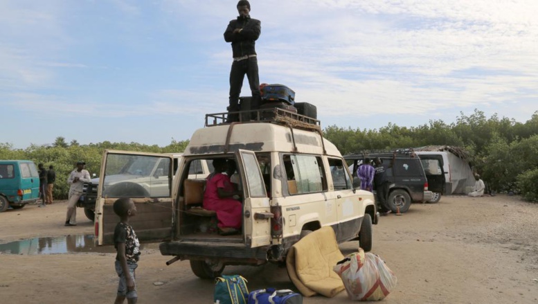 A la frontière, les Sénégalais accueillent les Gambiens qui fuient la crise