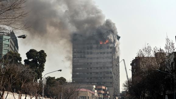 ​Iran : des dizaines de pompiers piégés sous les décombres après l'effondrement d'un immeuble à Téhéran
