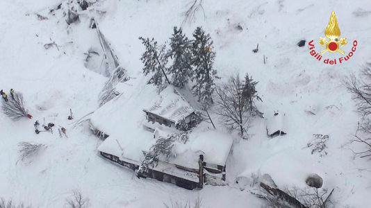 Italie: de nombreux disparus dans un hôtel submergé par une avalanche