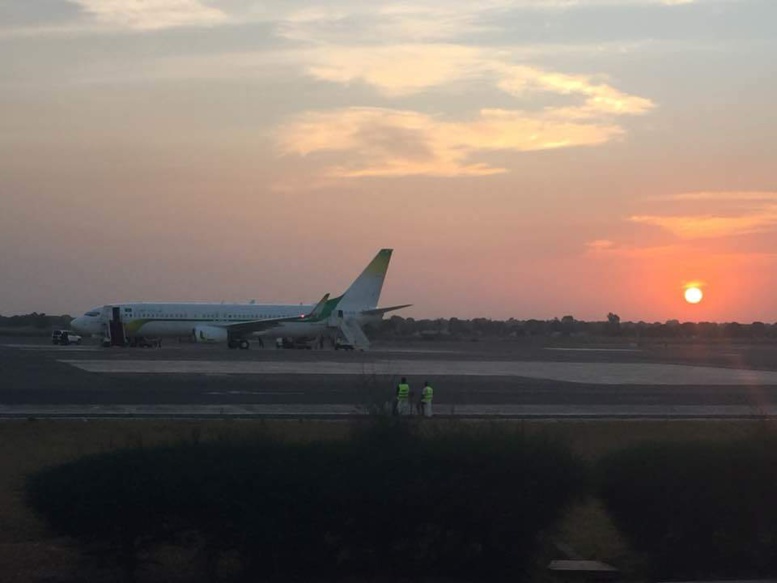 Gambie: Départ imminent du président Jammeh - Les deux avions sur le tarmac de l’aéroport