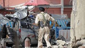 Somalie: une double explosion fait au moins 7 morts près d'un hôtel de Mogadiscio (police) 