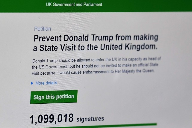 Une pétition réclame l'annulation de la visite d'État de Donald Trump au Royaume-Uni, visite qui risquerait d'«être embarrassante» pour Élizabeth II. «La misogynie notoire de Donald Trump et sa vulgarité le disqualifient pour être reçu par Sa Majesté la reine et le prince de Galles», son fils, ajoute la pétition. PHOTO AFP