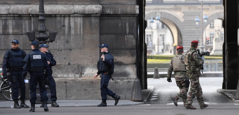 EN DIRECT. Attaque au Louvre : l'agresseur a crié "Allah Akbar" EN DIRECT. Attaque au Louvre : l'agresseur a crié "Allah Akbar"