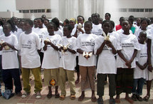 parlement des enfants priant pour la paix