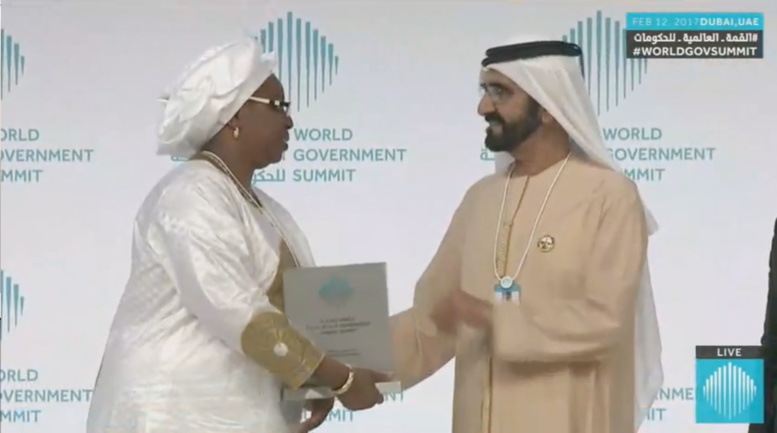 Exclusif/Sommet de Dubai : Awa Marie Coll Seck recevant le prix du "Meilleur ministre de la Santé" Exclusif/Sommet de Dubai : Awa Marie Coll Seck recevant le prix du "Meilleur ministre de la Santé"