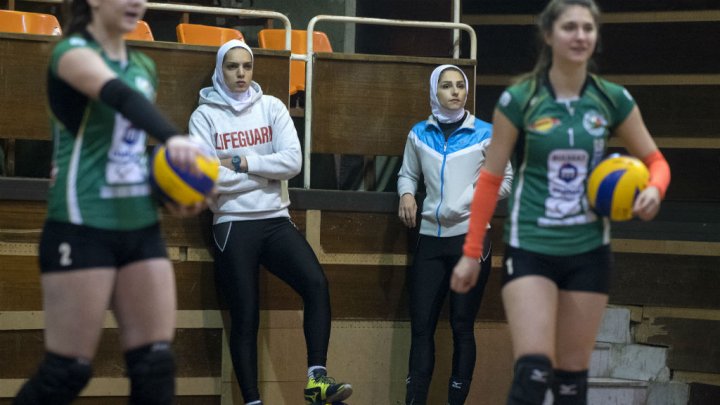 Volleyeuses et voilées, deux Iraniennes créent l'émoi en Bulgarie