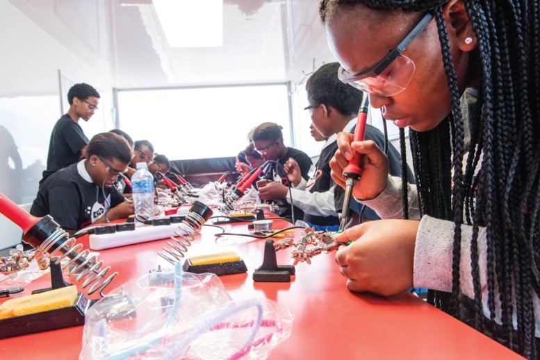 Des lycéennes ont conçu le premier satellite privé d'Afrique Des lycéennes ont conçu le premier satellite privé d'Afrique