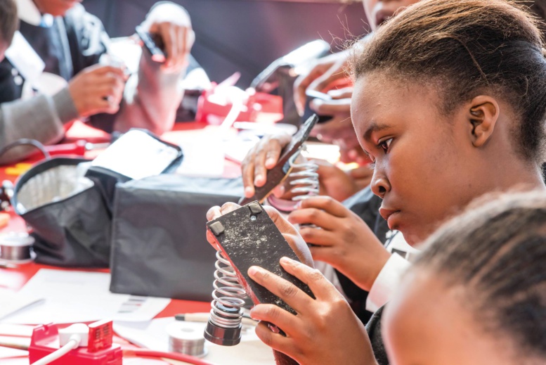 Des lycéennes ont conçu le premier satellite privé d'Afrique Des lycéennes ont conçu le premier satellite privé d'Afrique