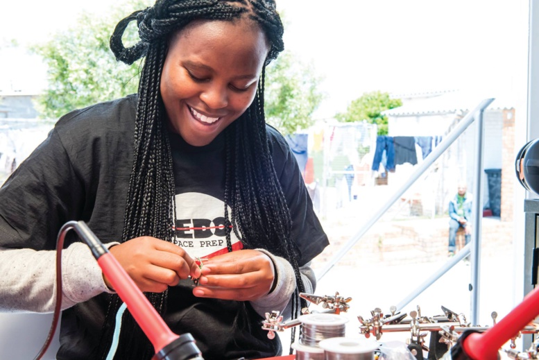 Des lycéennes ont conçu le premier satellite privé d'Afrique Des lycéennes ont conçu le premier satellite privé d'Afrique