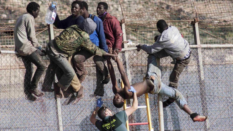Maroc: des centaines de migrants entrent dans l’enclave espagnole de Ceuta Maroc: des centaines de migrants entrent dans l’enclave espagnole de Ceuta