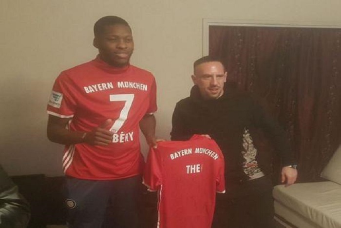 Franck Ribery a rendu visite à Théo et lui a offert un maillot du Bayern Munich