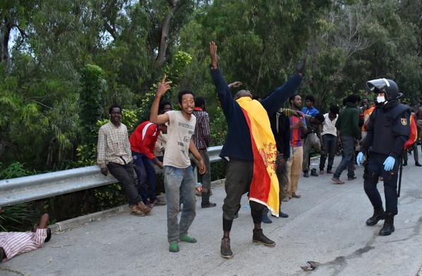 ​Maroc: 300 migrants ont forcé la frontière à Ceuta