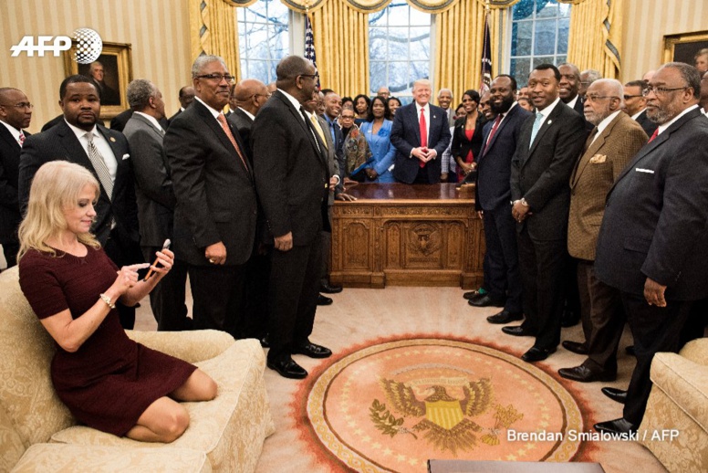 Tollé après une photo montrant la conseillère de Trump agenouillée sur un sofa dans le bureau ovale