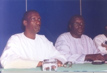 Les deux leaders de AJ/PADS (Landing Savané et Mamadou Diop Decroix) fument le calumet de la paix