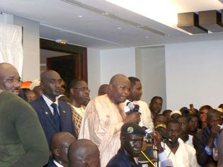photos: Bousculade monstre à la conférence de presse de Macky Sall