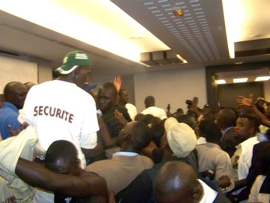 photos: Bousculade monstre à la conférence de presse de Macky Sall