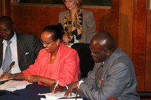 Les autorités de la Banque mondiale à Dakar signant un accord