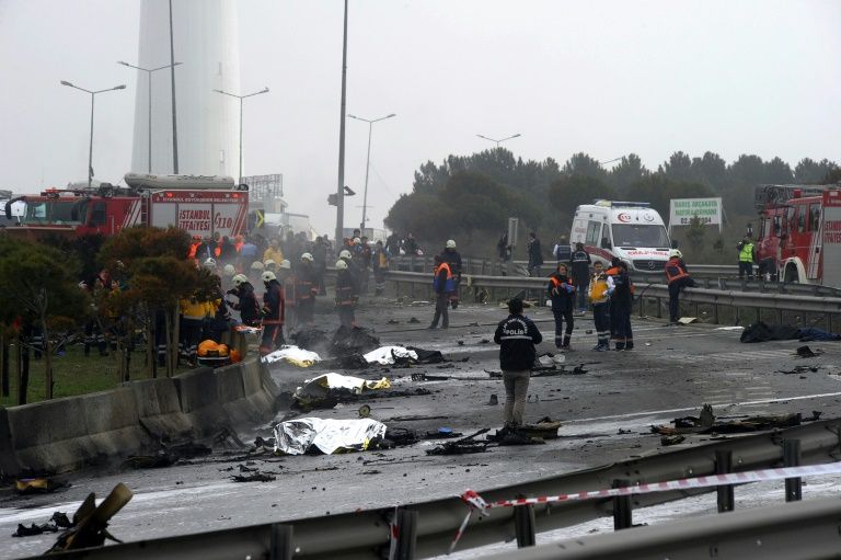 Istanbul: un hélicoptère s'écrase, 5 morts dont des Russes Au moins cinq personnes sont mortes lorsqu'un hélicoptère s'est écrasé vendredi à Istanbul avec sept passagers à bord, dont quatre Russes, ont rapporté les médias turcs, ajoutant que l'accide