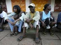 Des électeurs qui font la queue devant les bureaux de vote
