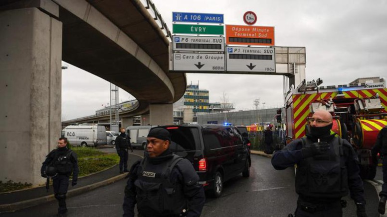 EN DIRECT - Aéroport d'Orly : 3000 personnes évacuées : un homme abattu, le trafic interrompu, les vols déroutés,