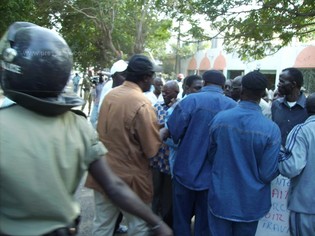 Mademba Sock (UNSAS), Ibrahima Konté (CNTS) et Ibrahima Sène (CSA) lors d'une marche interdite