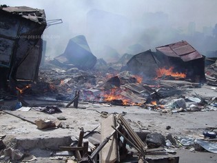 Des cantines et pneus brûlés lors de la manifestation des marchands ambulants