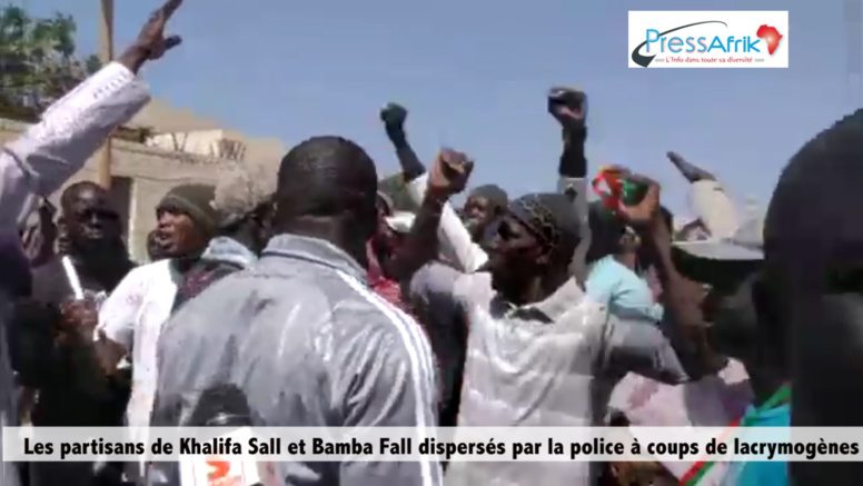 Images et Vidéo : Les partisans de Khalifa Sall et Bamba Fall dispersés par la police à coups de lacrymogènes Images et Vidéo : Les partisans de Khalifa Sall et Bamba Fall dispersés par la police à coups de lacrymogènes