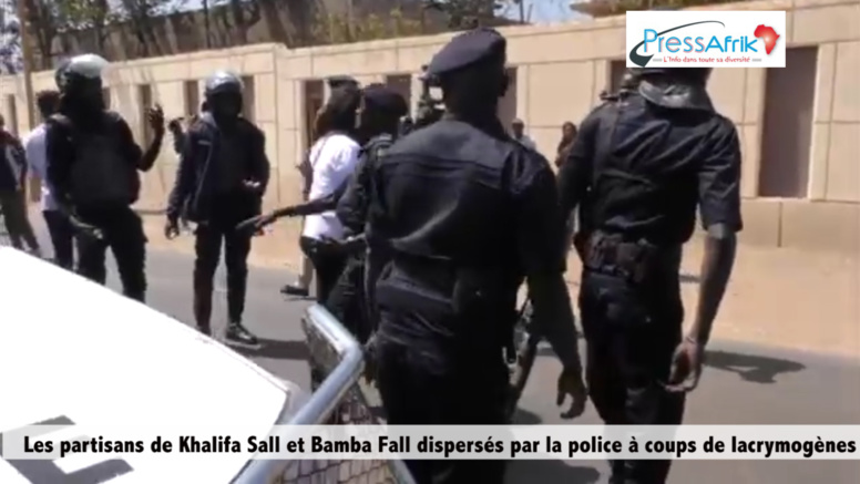 Images et Vidéo : Les partisans de Khalifa Sall et Bamba Fall dispersés par la police à coups de lacrymogènes Images et Vidéo : Les partisans de Khalifa Sall et Bamba Fall dispersés par la police à coups de lacrymogènes