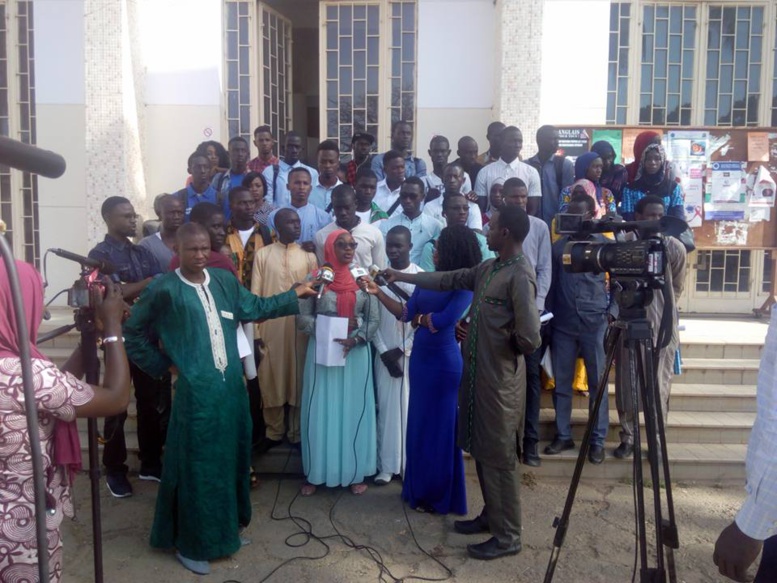Calvaire des inscriptions et paiement des bourses : les étudiants de l’Ucad pointent du doigt Ecobank Calvaire des inscriptions et paiement des bourses : les étudiants de l’Ucad pointent du doigt Ecobank