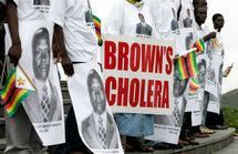 Le Zimbabwe, entre la peste Mugabe et le choléra
