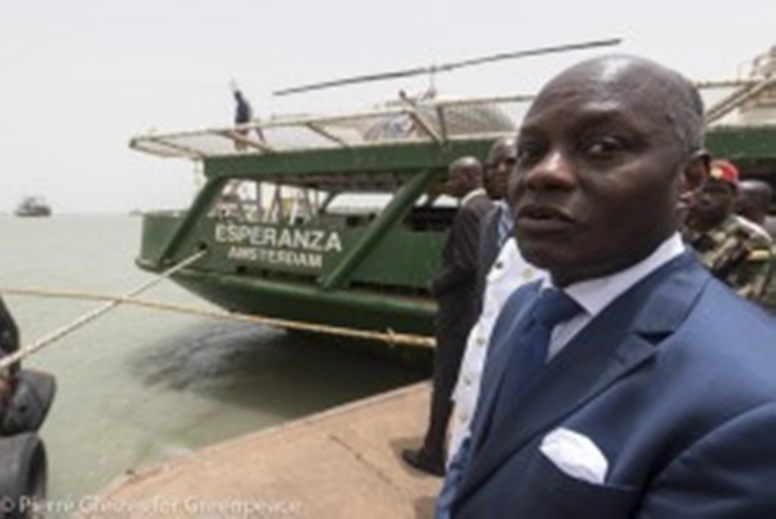 Guinée-Bissau : José Mario Vaz, rend visite au bateau de Greenpeace après l'arrestation de navires de pêche illégaux Guinée-Bissau : José Mario Vaz, rend visite au bateau de Greenpeace après l'arrestation de navires de pêche illégaux