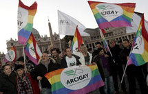 Les homosexualité qui manifestent pour le respect de leurs droits