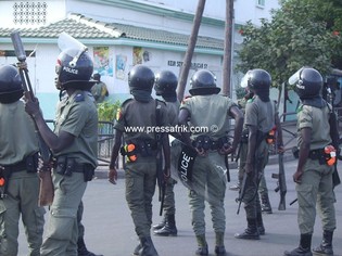 Des forces de l'ordre fortement armées prêtes à l'assaut