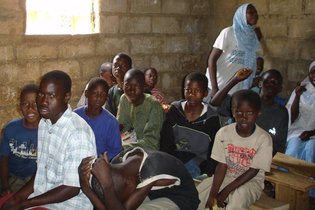 Des élèves dans une classe avec leur maîtresse