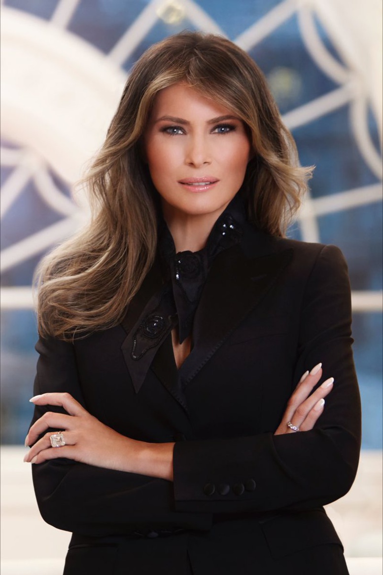 Le premier portrait officiel de la "First Lady" Melania Trump fait débat Le premier portrait officiel de la "First Lady" Melania Trump fait débat