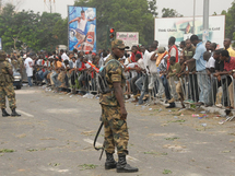 Mesures de sécurité devant le siège de la commission électorale à Accra, alors que la tension monte parmi les supporteurs des deux camps.