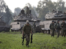 Soldats israéliens prenant position près de la frontière de la bande de Gaza.