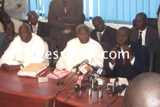 Idrissa Seck lors de sa conférence de presse à côté de Iba Der Thiam et de youssou diagne