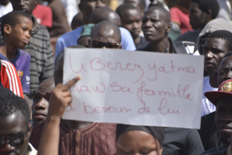 Direct - Place de l'Obélisque: Rassemblement "Y'en a marre" - La foule répond présent 