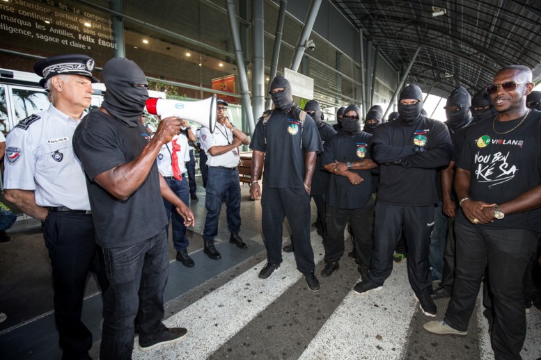 Guyane: un policier "sérieusement blessé" en marge d'une manifestation à Cayenne Guyane: un policier "sérieusement blessé" en marge d'une manifestation à Cayenne