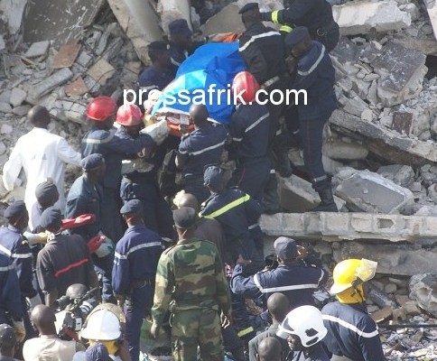 Photos - Sénégal - incendie-effondrement d'un immeuble: la première victime extirpée des décombres