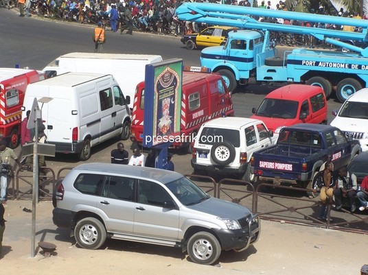 Photos - Sénégal - incendie-effondrement d'un immeuble: la première victime extirpée des décombres