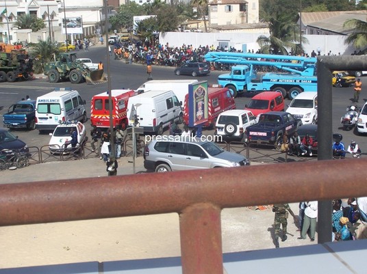 Photos - Sénégal - incendie-effondrement d'un immeuble: la première victime extirpée des décombres