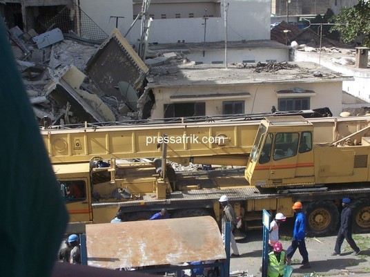 Photos - Sénégal - incendie-effondrement d'un immeuble: la première victime extirpée des décombres